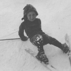 Früh übt sich! Rosi Mittermaier bei ihren ersten Fahrversuchen auf Skiern als Kind. Mittermaier wuchs auf der Winklmoosalm nahe Reit im Winkl auf, wo ihre Eltern eine Gaststätte und eine Skischule hatten. Skifahren lernte sie bereits als Dreijährige.