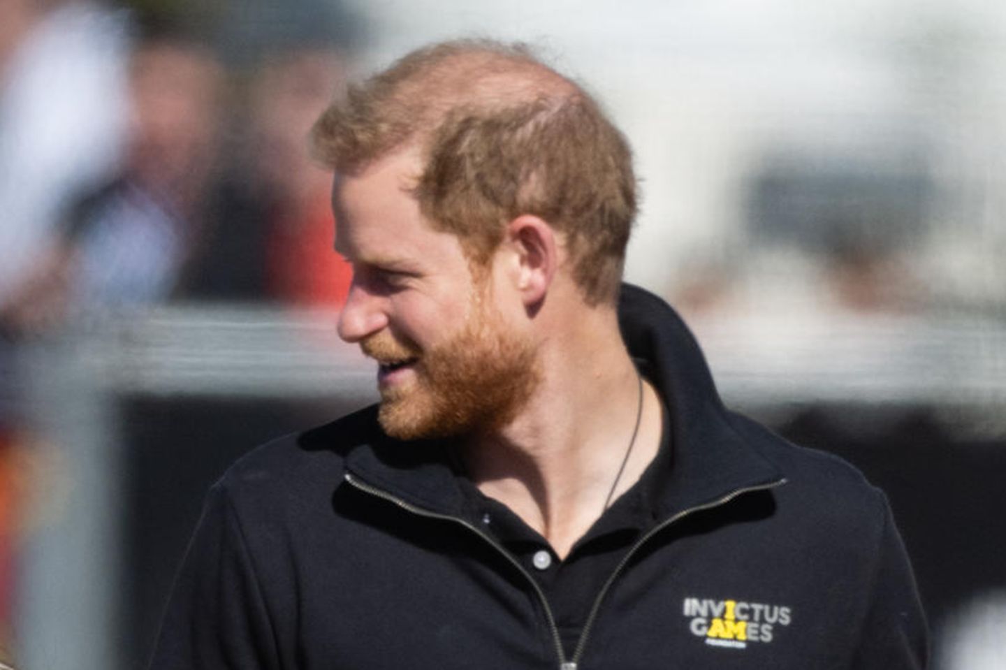 Bei den "Invictus Games 2022" in Den Haag im vergangenen Sommer blitzt das schwarze Lederband der Kette unter Harrys Kragen hervor. 