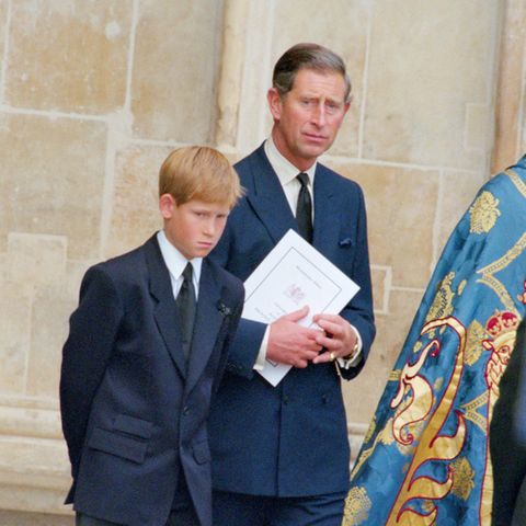 Prinz Harry und der damalige Prinz Charles bei der Beerdigung von Prinzessin Diana am 6. September 1997 in London.