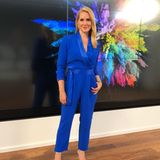 Am 6. Januar 2023 wird sie 47 Jahre alt und trägt noch immer gerne Farbe! Doch ihr Stil ist eleganter und minimalistischer geworden. Statt starkem Make-up und Prinzessinnenkleid setzt die Fernsehmoderatorin heute auf geschmackvolle Hosenanzüge und schlichte Accessoires. Doch eines ist mit Sicherheit gleich geblieben: Ihr Gesicht sieht noch immer so jugendlich aus wie vor 10 Jahren!