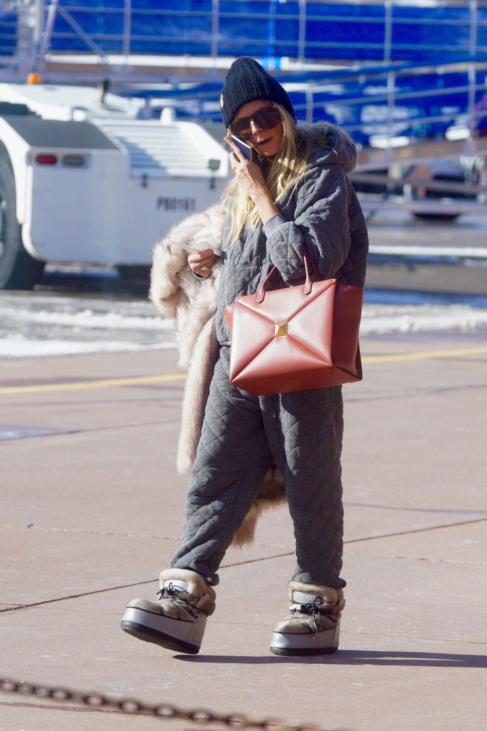 Nach einem kurzen Skitrip mit Mann Tom macht sich Heidi Klum wieder auf den Weg nach Hause. Um sich vor der Kälte zu schützen, trägt sie ein kuscheliges graues Set aus Sweatpants und Pulli sowie eine schwarze Mütze. Auch ihre Füße sind in den Moon Boots bestens gegen die Kälte geschützt. Ihre rote Valentino-Tasche vollendet den Style! Nach einem kurzen Skitrip mit Mann Tom macht sich Heidi Klum wieder auf den Weg nach Hause. Um sich vor der Kälte zu schützen, trägt sie ein kuscheliges graues Set aus Sweatpants und Pulli sowie eine schwarze Mütze. Auch ihre Füße sind in den Moon Boots bestens gegen die Kälte geschützt. Ihre rote Valentino-Tasche vollendet den Style!