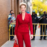 Mit einem Kurzhaarschnitt zeigt sich Katherine Heigl im November 2022 bei einem TV-Auftritt in New York. Für das Event hat sie ihren kurzen Pixie glamourös toupiert und nach hinten gestylt. Die Meinungen ihrer Fans zu dem neuen Look sind geteilt. Während einige sie "atemberaubend schön" finden, kritisieren andere, dass sie mit der neuen Frisur älter aussähe.
