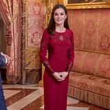 Beim Neujahrsgruss an das Militär in Madrid beweist Königin Letizia einmal mehr, dass es nicht immer ein neues Kleid braucht, um Eindruck zu hinterlassen. Die beerenfarbene Seidenrobe mit Spitzeneinsätzen von Varela schmeichelt der zarten Silhouette der 50-Jährigen, der kräftige Farbton bringt sie regelrecht zum Strahlen. 