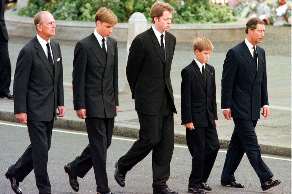 Prinz Philip, Prinz William, Charles Spencer, Prinz Harry und Prinz Charles beim Trauerzug