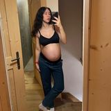 Jetzt ist die Kugel nun wirklich nicht mehr zu übersehen. Aurora Ramazotti scheint ihre Schwangerschaft in vollen Zügen zu genießen – und versteckt den runder werdenden Bauch auch nicht. Im Gegenteil. Mit ihren Instagram-Follower:innen teilt die Tochter von Michelle Hunziker dieses schöne Spiegel-Selfie, auf dem sie ihre nackte Kugel präsentiert. 