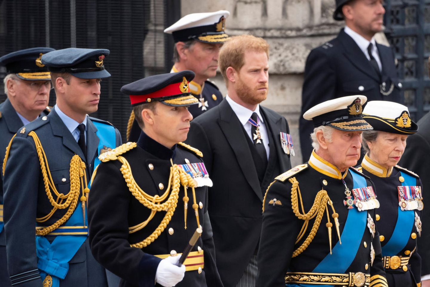 Prinz Harry sowie weitere Mitglieder der Royal Family bei der Beerdigung von Queen Elizabeth