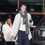 Statt wilder Mähne ein kurzer Buzz Cut – Sänger Shawn Mendes zeigt sich mit abrasierten Haaren. Mit dieser Typveränderung hätte wohl niemand gerechnet. Auf TikTok diskutieren seine Fans schon munter über den neuen Schnitt. Ihr Fazit: Hoffentlich wachsen die Haare schnell wieder nach!