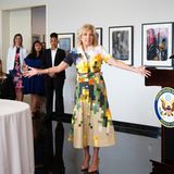 Zu einem Gespräch bei dem es um Female Empowerment geht erscheint Dr. Jill Biden in einem karierten Midi-Kleid mit Taillengürtel für etwa 2.320 Euro. Jills Kleid ist von Akris, einem von einer Schweizerin gegründeten Modelabel, das laut eigener Aussage weltweit von modernen Frauen getragen wird, die ihrer Bestimmung nachgehen. Passender hätte die US First Lady ihr Outfit für den Anlass also wohl kaum wählen können. Dazu kombiniert sie beigefarbene Valentio-Pumps im Wert von 820 Euro und dezenten Goldschmuck an beiden Armen.