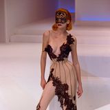 Der französische Modedesigner Thierry Mugler hat dieses Haute Couture-Kleid für die Frühjahr-/Sommerkollektion 1999 entworfen. Das Abendkleid zaubert dem Model eine schmale Taille und schmeichelt dem Dekolleté. Doch nicht nur die Figur des Models ähnelt Kylie Jenner, sondern auch Make-up und Frisur. Scheinbar hat Kylie ihren Look abgeschaut.