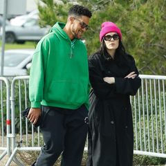 Gerade erst hat Sängerin Jessie J ihre Schwangerschaft bekannt gegeben. Gemeinsam mit ihrem Freund Chanan Colman macht sie einen Spaziergang zum "Rose Bowl"-Flohmarkt in Kalifornien. Bei der Kleiderwahl ist sich das Paar in den Grundzügen einig: Schwarz, aber mit einem Gute-Laune-Farbtupfer. Dafür setzt der Basketballspieler auf einen grünen Sweater und kombiniert dazu beliebte Nike Dunks. Die Sängerin versteckt ihr Babybäuchlein unter einem schwarzen Mantel und wählt mit ihrer Mütze eine knallige Farbe: Pinkfarbener Strick hält sie warm. 