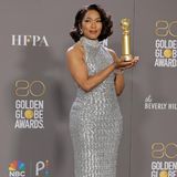 Sie strahlt so sehr wie ihr Golden Globe! Angela Bassett freut sich nicht nur über ihre Auszeichnung als Beste Nebendarstellerin in "Black Panther: Wakanda Forever", sondern auch über ihre silberne, hochgeschlossene Robe, die sie zum Blickfang macht. 