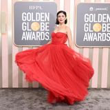 Schauspielerin Monica Barbaro schwebt praktisch in ihrem trägerlosen Tüllkleid von Dolce & Gabbana über den Boden. Der rote Lippenstift ist die perfekte Ergänzung dieses glanzvollen Auftritts. 
  