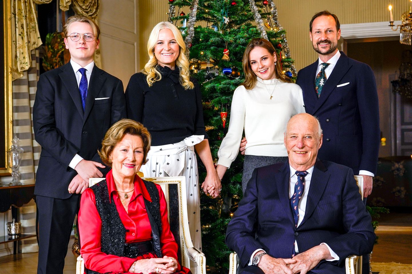 Prinz Sverre Magnus, Prinzessin Mette-Marit, Prinzessin Ingrid Alexandra, Prinz Haakon, Königin Sonja und König Harald
