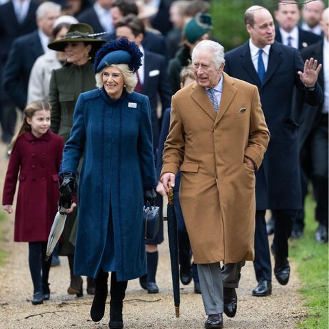 König Charles und seine Familie beim Spaziergang in Sandringham am 25. Dezember 2022