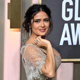 Mit ihrem Schmuck hält Salma Hayek es hochkarätig mit Stücken von Boucheron. Ihre Pompon-Ohrringe funkeln in Weißgold und sind besetzt mit Diamanten. Der Vendôme-Liseré-Ring hat einen Diamanten eingefasst und schimmert mit schwarzem Lack.
