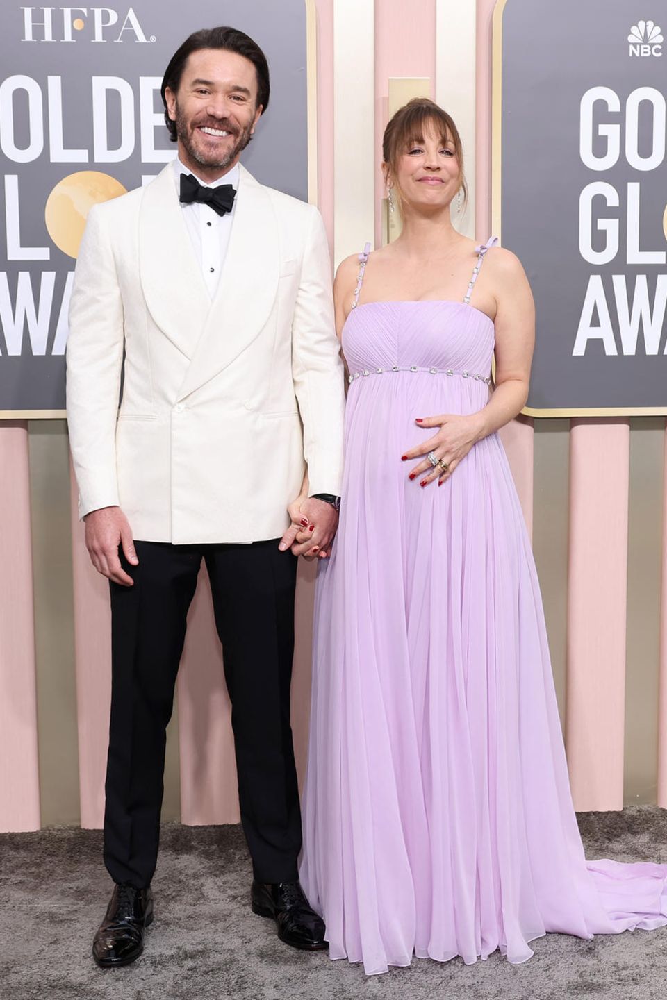 Hochschwanger und übers ganze Gesicht grinsend zeigt sich Kaley Cuocou mit ihrem Partner Tom Pelphrey bei den Golden Globes. Die fließende Robe von Vera Wang umschmeichelt ihren Babybauch perfekt.