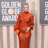 Deutlich farbenfroher zeigt sich Abby Elliott bei den Golden Globes. Im enganliegenden Paillettenkleid in knalligem Orange präsentiert sie ihre Babykugel.
