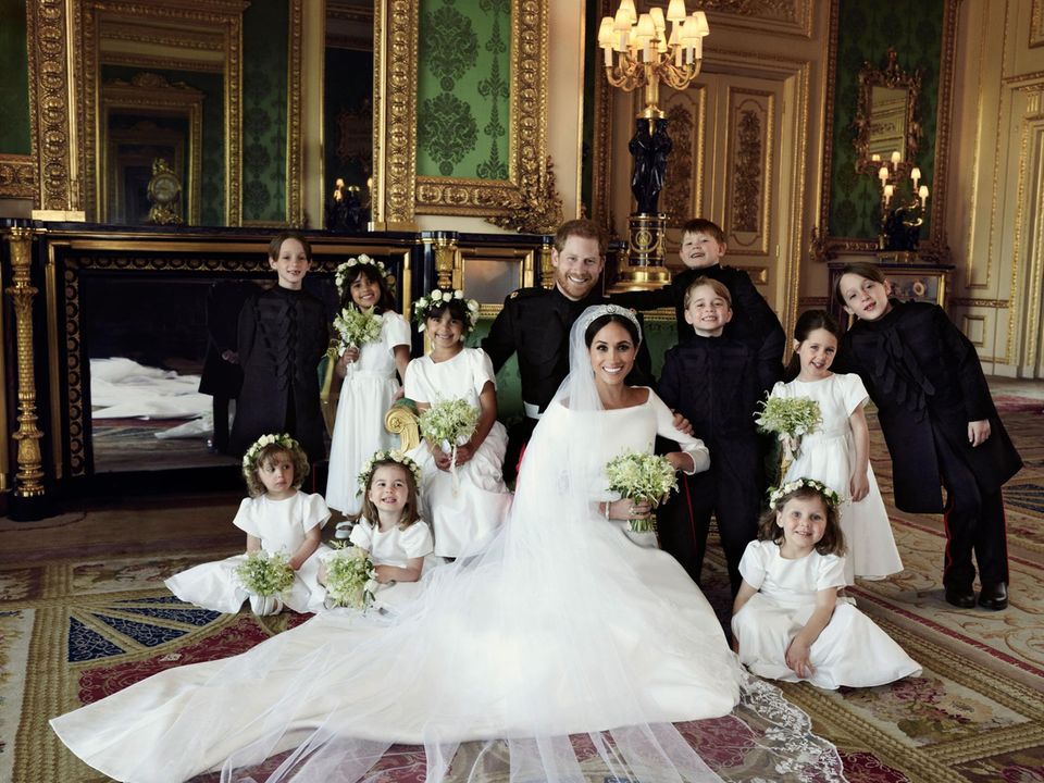 Das Brautpaar zeigt sich auf einem offiziellen Foto mit allen Kindern, die an der Hochzeit teilnahmen
