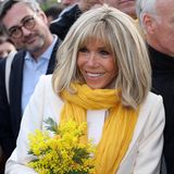Der gelbe Schal, passend zum Namen der erfolgreichen Kampagne, macht den Look von Brigitte Macron dann perfekt. Und ein gelbes Blumensträußchen gibt es auch noch dazu.