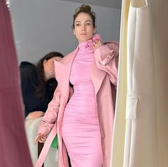 Frisch wie der Frühling: In einem hochgeschlossenen Etuikleid mit rosigen Details von Magda Butrym und passendem Ledermantel bezaubert Jennifer Lopez ihre Fans auf Instagram und die Gäste der Pressekonferenz für ihren neuen Film "Shotgun Wedding", den es Ende Januar auf Amazon Prime Video zu sehen geben wird. Und nicht nur ihr Outfit begeistert, zum zarten Styling-Konzept passt das minimale Make-up hervorragend. 