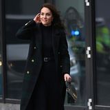 Farben, die Catherine, Princess of Wales, in ihrem Look aufgreift! Sie trägt einen blau-grün-karierten Mantel mit goldenen Knöpfen und ein dunkelblaues Wollkleid mit Rollkragen von Cefinn (Preis rund 450 Euro). Dazu kombiniert sie eine dunkelgrüne Handtasche von Mulberry und dunkelblaue Pumps.
