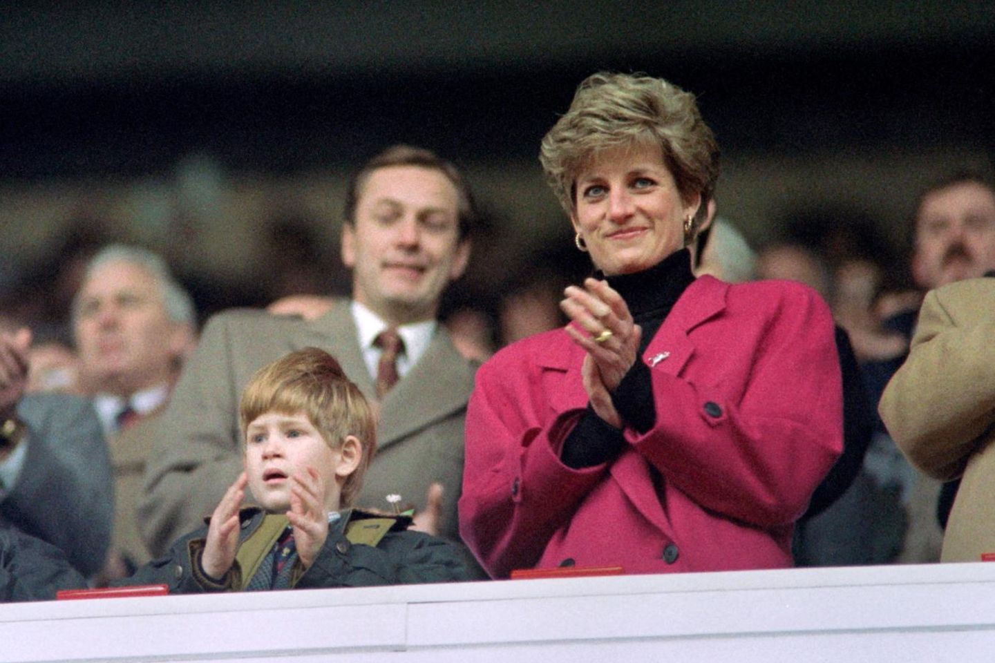 Prinz Harry mit seiner Mutter, Lady Diana, beim Wales vs. France "Five Nations Cup" am 1. Februar 1992.