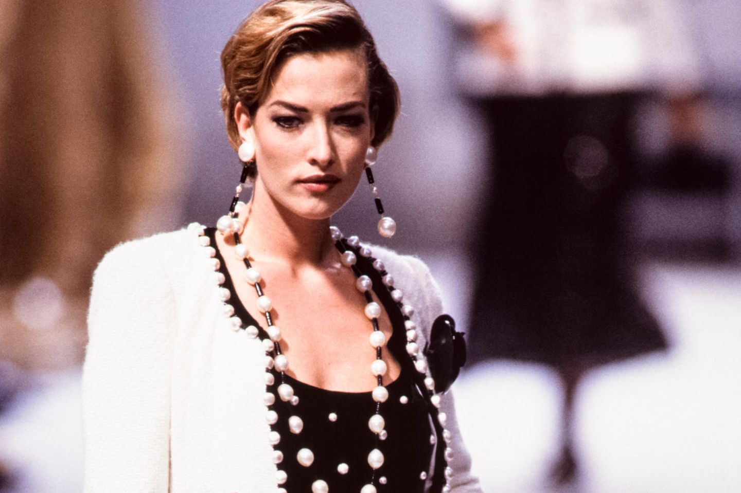 Tatjana Patitz präsentiert die Haute Couture Mode von Chanel Fall / Winter 1991