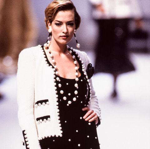 Tatjana Patitz präsentiert die Haute Couture Mode von Chanel Fall / Winter 1991
