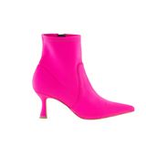 Sie wollen in diesem Jahr keine rosarote Brille? Wie wäre es dann mit pinkfarbenen Stiefeletten?! Dieses Modell von Iconic in Zusammenarbeit mit Designerin Marina Hoermanseder ist definitiv iconic! Über QVC, etwa 120 Euro. 