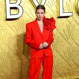 Auch Reality-TV-Star Millie Macintosh setzt im Anzug mit rosigem Detail auf knalliges Rot.