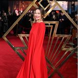 Style-Göttin auf dem roten Teppich: Margot Robbie ist in ihrem voluminös-eleganten Abendkleid von Valentino in leuchtendem Rot DER Hingucker der "Babylon"-Premiere.