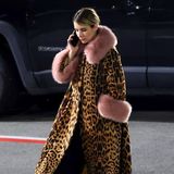 Diese Jacke macht jedes Outfit zu einem Statement! Bei einem Dinner mit ihrer Mutter trägt Schauspielerin Emma Roberts einen aufregenden Mantel; der Animal Print wird durch flauschige Details an Händen und Kragen ergänzt. 