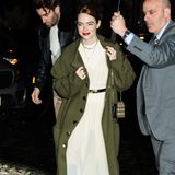 Ein wirklich durchdachter Look! Zu einem waldgrünen Mantel kombiniert Emma Stone knallrote und goldene Details. Die lange Jacke umschmeichelt ihr weißes Kleid perfekt und schützt sie optimal im eisigen New York!