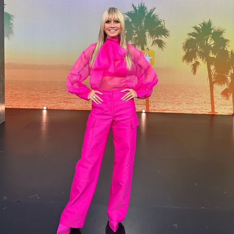 Keine Frage: Pink war die Trendfarbe des letzten Jahres. Obwohl andere Töne 2023 die Nase vorne haben, kann sich Heidi Klum vom berühmten Valentino-Pink noch nicht ganz verabschieden und präsentiert sich im Monochrom-Look mit Schleife. 
