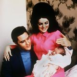1968  Lisa Marie Presley wird als Tochter des "King of Rock 'n' Roll" Elvis Presley und Schauspielerin Priscilla in Memphis, Tennessee geboren. Stolz zeigen die berühmten Eltern ihre neugeborene Tochter der Öffentlichkeit. 