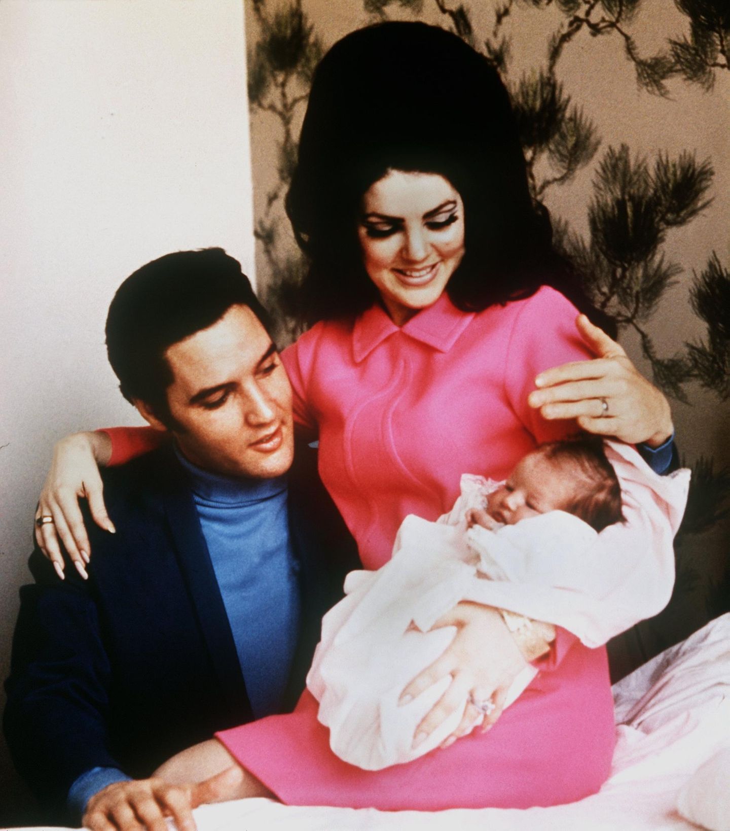 1968  Lisa Marie Presley wird als Tochter des "King of Rock 'n' Roll" Elvis Presley und Schauspielerin Priscilla in Memphis, Tennessee geboren. Stolz zeigen die berühmten Eltern ihre neugeborene Tochter der Öffentlichkeit. 