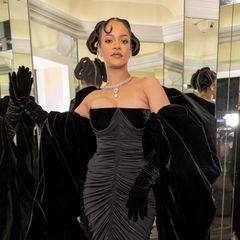 Superstar Rihanna war ebenfalls zu Gast bei den diesjährigen Golden Globes, auf dem Red Carpet hat sie sich jedoch nicht gezeigt. Umso besser, dass uns dieser stylische Haute-Couture-Look nicht beinahe noch entgangen ist. Zusammen mit langer Samtschleppe und Handschuhen sieht sie aus wie die perfekte Hollywood-Diva.