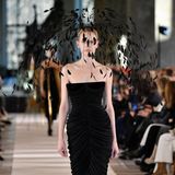 Der elegante Bustierlook stammt aus der Frühjahrskollektion 2022 von Alexis Mabille Couture und wurde auf dem Pariser Laufsteg in Kombination mit einem voluminösen Feder-Kopfschmuck präsentiert.