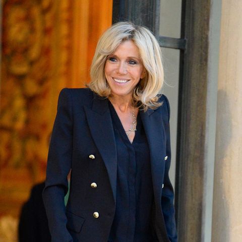 Brigitte Macron vor dem Élysée-Palast
