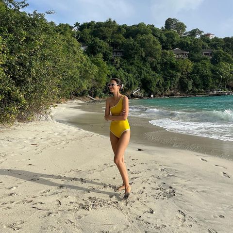 Eine Royal, die immer wieder private Schnappschüsse von sich am Strand postet, ist Alessandra von Hannover. Die Frau von Prinz Christian urlaubt gerade in der Karibik und liefert Inspiration für den nächsten Strand-Urlaub. Ganz oben auf unserer Beach-Shopping-Liste: Ein asymmetrischer Badeanzug in der Farbe Gelb. 