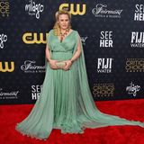 Patricia Arquette setzt auf einen weich fließenden Red-Carpet-Klassiker in hellem Grün von Valentino.