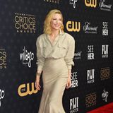 Cate Blanchett, die bei den Critics' Choice Awards den Preis als beste Schauspielerin für ihren Film "Tár" mit nach Hause nehmen kann, zeigt sich im beigefarbenen Zweiteiler mit Hemd und Rock von Max Mara eher im Safari- als im Glamour-Stil. 