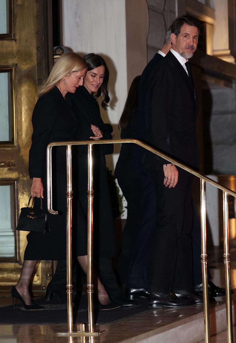 Prinzessin Marie-Chantal (li.) und Königin Letizia verlassen mit Prinz Pavlos (li.) und König Felipe ein Restaurant in Athen am 15. Januar 2023.