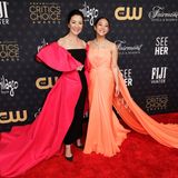 Michelle Yeoh (in Caroline Herrera) und Stephanie Hsu (in Valentino) ergänzen sich mit ihren Glamour-Looks perfekt.