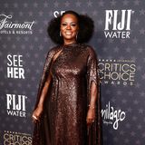 Viola Davis glitzert in einem rotbraunen Cape-Look von Valentino.