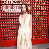 In einem zarten Red-Carpet-Look von Louis Vuitton besucht "Bridgerton"-Star Phoebe Dynevor die Critics' Choice Awards.
