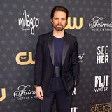 Sebastian Stan macht im Givenchy-Anzug eine tolle Figur.