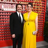 Jason Ritter strahlt neben seiner Frau Melanie Lynskey mindestens genauso schön wie sie in ihrem sonnigen Red-Carpet-Look von Giambattista Valli.