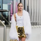 Caro Daur zeigt sich im weiß-goldenen Party-Look perfekt gestylt für die Prada-Show.