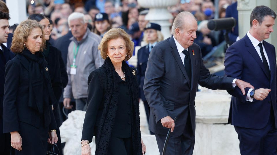 Marie Ducruet: Königin Sofia von Spanien bei der Trauerfeier ihres Bruders Konstantin II. Königin Sofia von Spanien bei der Trauerfeier ihres Bruders Konstantin II.